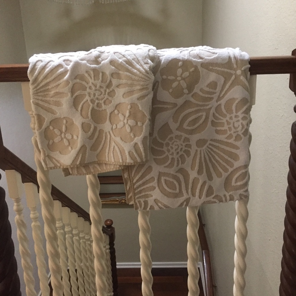 2 Coastal Collection Shell Bath Towels